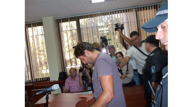 АРЕСТ: Бургаският съд остави на топло полицая убиец.