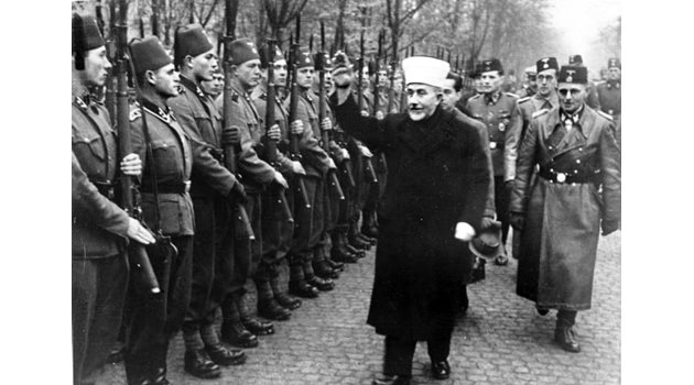 ПАРАД: Великият мюфтия на Йерусалим Амин ал Хусейни поздравява бойците от SS дивизията “Ханджар”.
