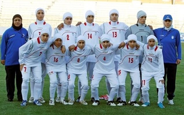 С такъв екип са принудени да играят иранските националки по футбол. Снимка Архив