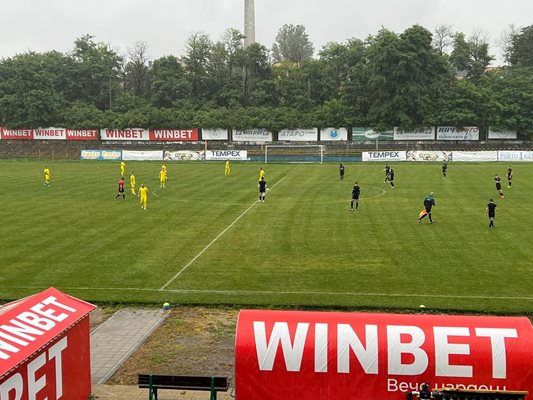 Футболната среща между "Локо" (Пловдив) и "Марица" беше прекратена заради проливния дъжд.

СНИМКА: Фейсбук "Локомотив" (Пловдив)
