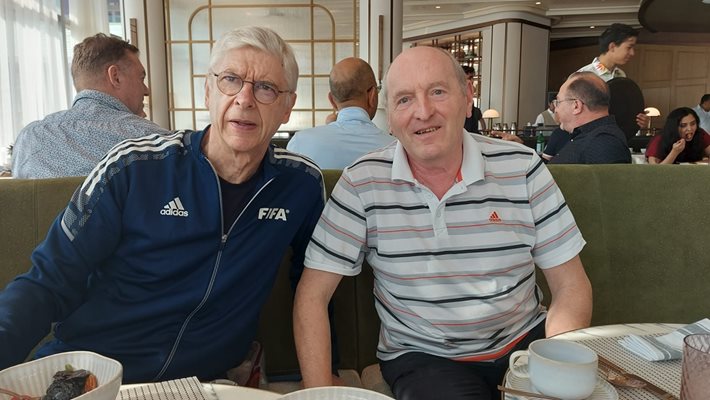 На закуската Михаил Касабов се видя с легендарния френски треньор Арсен Венгер (вляво).