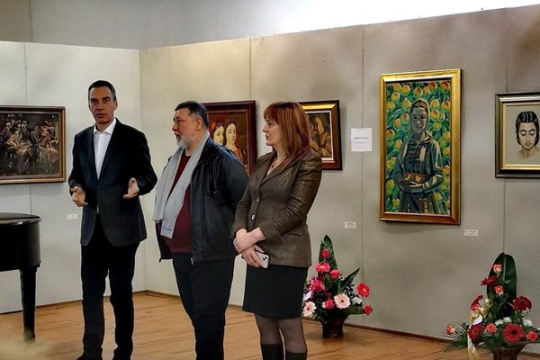 Експозицията бе открита от кмета Димитър Николов /в ляво/.
