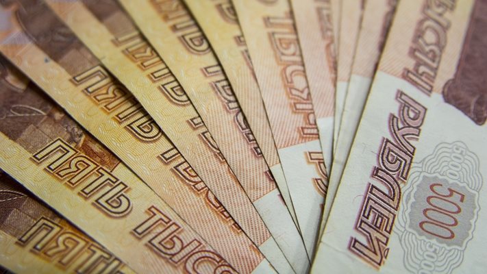 Руската рубла се стабилизира около 94 за долар