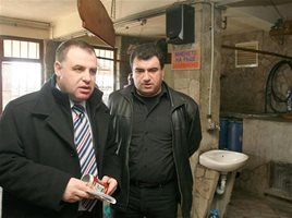Министър Мирослав Найденов държи в ръце кен от фалшива водка "Столичная". Над мивката в казана пък стои надпис "Миенето на ръце забранено!".
СНИМКА: ОРЛИН ЦАНЕВ
