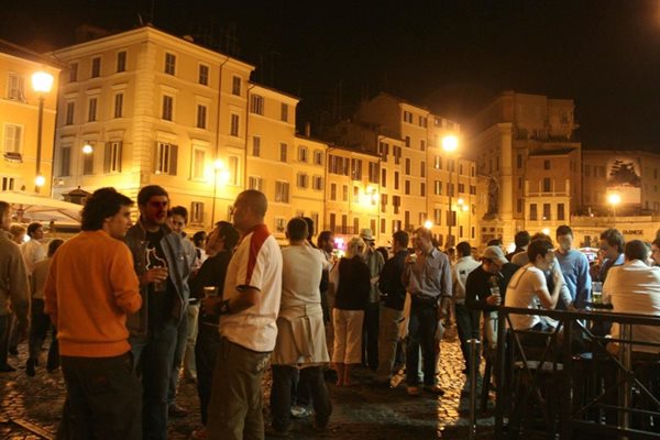 Много от участниците в Pub Crawl си допиват нощем на централния площад “Кампо дей Фиори”.