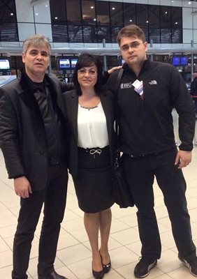 Корнелия Нинова със съпруга си и сина им. Снимка: Фейсбук