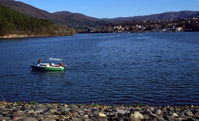Езерото Панчарево е популярно и за риболов, и за отмора.