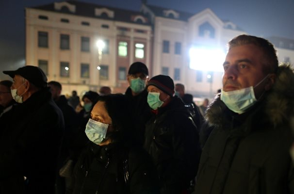 15 януари 2020 г.: хората са покрили лицето си с хирургически маски по време на протест заради липса на мерки за справяне с тежкото замърсяване на въздуха в Тузла, Босна и Херцеговина.