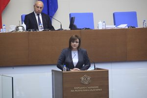 Нинова: Г-н Борисов, елате в парамента да обясните за ваксините