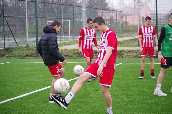 Младите футболисти на Казанлък намяха търпение да завърши церемонията по откриването, за да покажат уменията си с топка.
