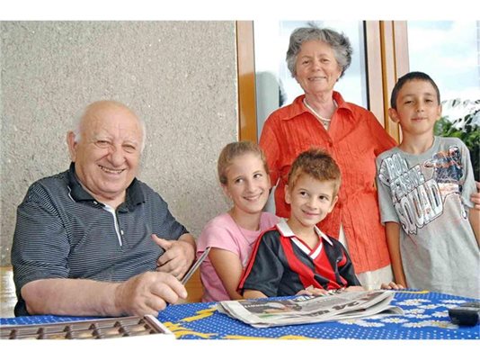 Георги Мишев и съпругата му Вера с две от внучетата и тяхно приятелче в къщата му в Панчарево 
СНИМКА: РУМИ ТОНЕВА
