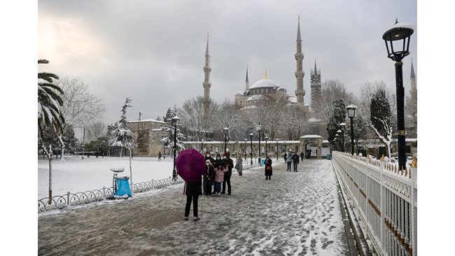 Във връзка с продължаващите обилни снеговалежи, в област Истанбул е