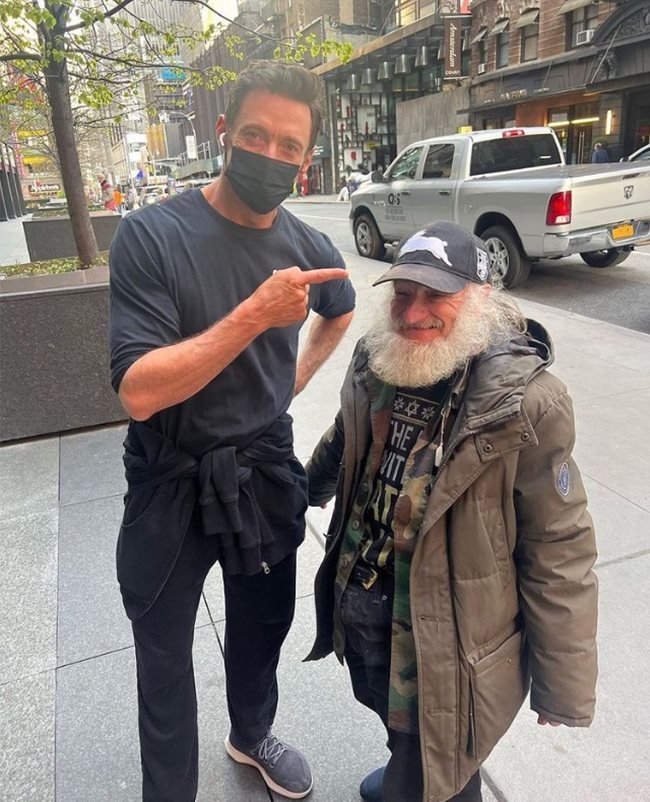 Актьорът се спира до бездомник в Ню Йорк