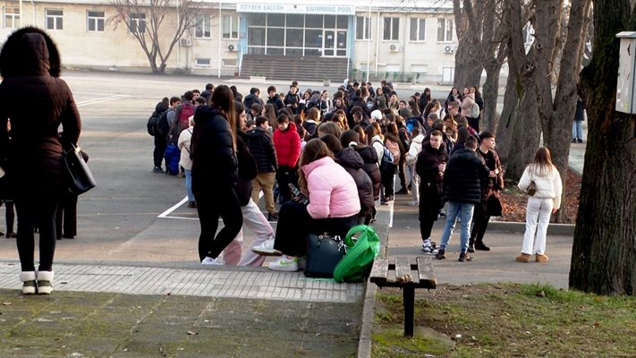 Ученици от Шесто основно училище "Свети Никола" в Стара Загора изчакват на двора, докато полицията проверява сигнала за поставено взривно устройство в сградата.
Снимка: Ваньо Стоилов