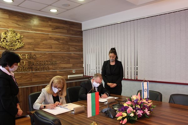 Министър Петя Аврамова и посланикът на Израел Йорам Елрон подписаха споразумение между двете правителства. СНИМКИ: МРРБ