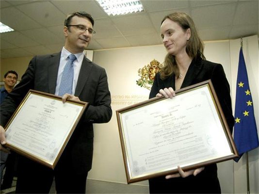 Сертификат за инвеститор първи клас връчи вчера Трайков на австрийската компания "Кнауф".
СНИМКА: ИВАЙЛО ДОНЧЕВ
