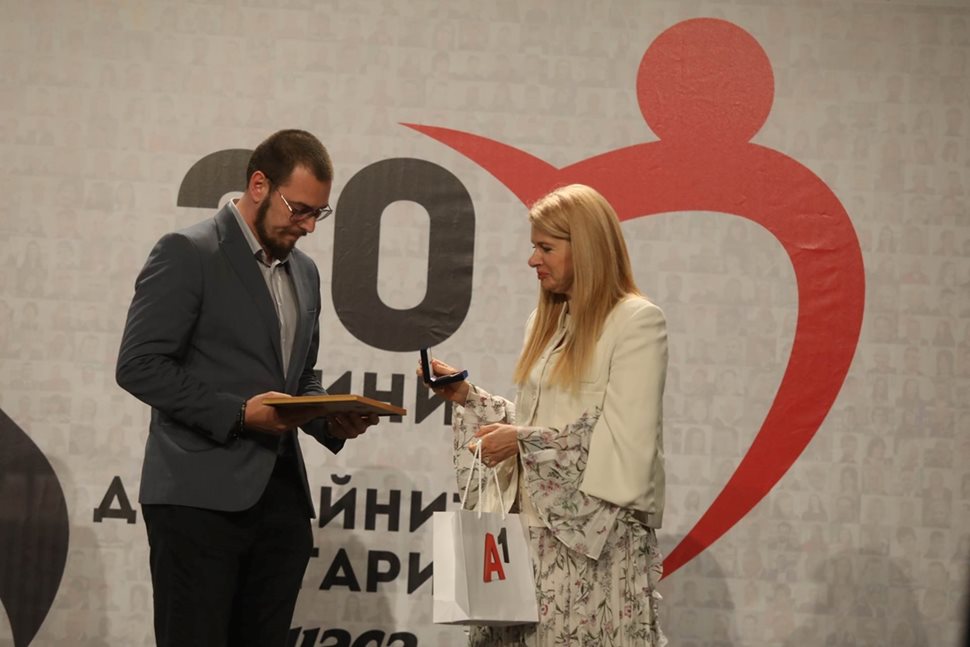 Директорът "Корпоративни комуникации" в А1 Илияна Захариева награди Димитър Гилев от Свиленград, учител по история и блогър и обявен за Будител на 2022 г. от БНР.