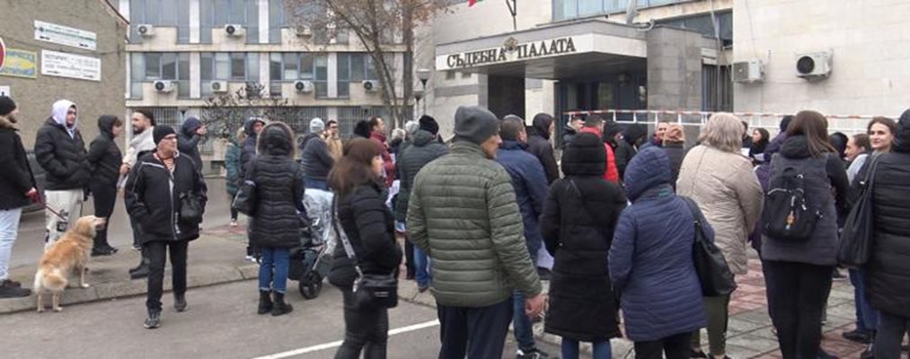 Граждани излязоха на протест пред Съдебната палата в Добрич заради убийството на 56-годишният Живко Маринов СНИМКА: АВТОРЪТ