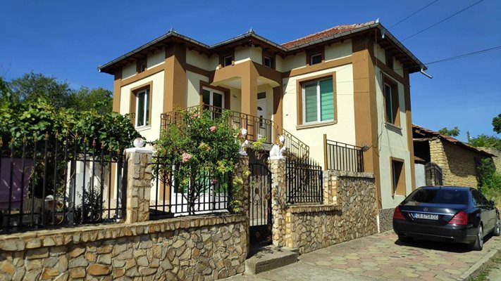 One of the houses in the Quarter of the Rich in Varbovka PHOTO: DIMA MAKSIMOVA