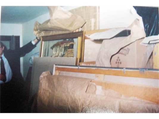Разследващите заснемат откритите картини на тавана на Славков. 
