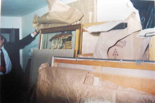 Разследващите заснемат откритите картини на тавана на Славков. 
