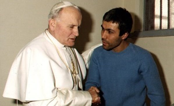 Папа Йоан Павел Втори с Мехмет Али Агджа на 27-ми декември 1983 г. Снимка: Ройтерс