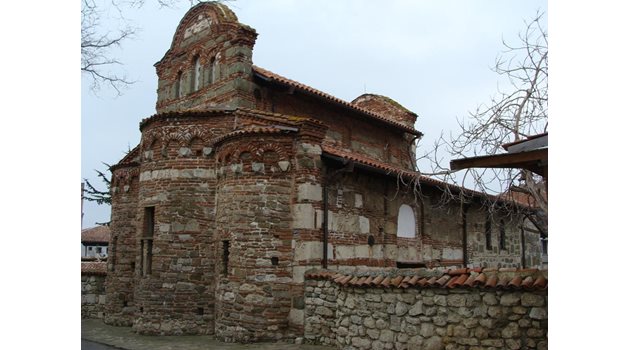 Митрополитският храм "Свети Стефан" в Несебър, където са били съхранявани откраднатите мощи на светците.