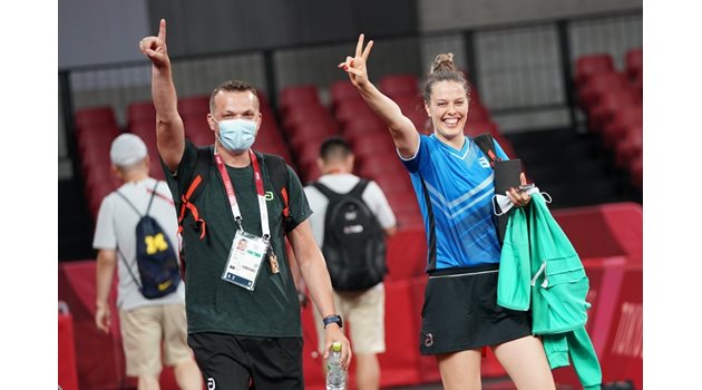 Широко усмихнатата Поли и треньорът й след втората олимпийска победа в Токио през 2021 г. СНИМКА: ЛЮБОМИР АСЕНОВ, LAP.BG