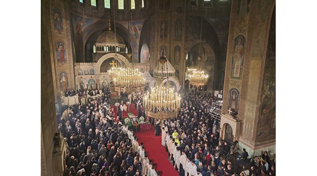 Патриаршеската катедрала “Св. Александър Невски” едва побираше желаещите да се сбогуват с патриарх Неофит.
СНИМКИ: НИКОЛАЙ ЛИТОВ, ГЕОРГИ КЮРПАНОВ И ВЕЛИСЛАВ НИКОЛОВ