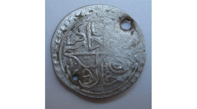 БЕШЛИК: Сребърна турска монета от края на XVIII век на стойност 5 гроша. Пробита е, за да се използва като накит на женска носия.