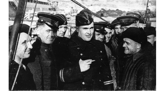 Капитанът на съветската подводница Щ-213 Денежко (в средата) съобщава, че в този ден е потопил кораб с по-голяма водоизместимост от “Струма”.