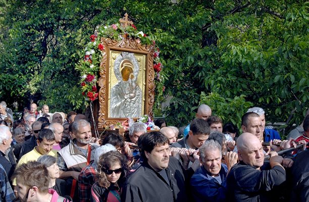 И тази година от Бачковския манастир ще тръгне литийно шествие с копието на чудотворната икона към местността Клувията