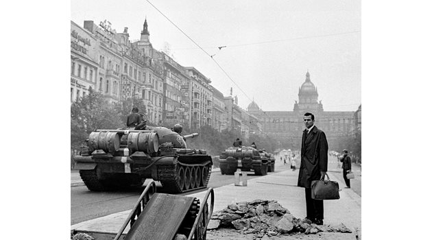 Войски на Варшавския договор нахлуват в Прага през 1968 г., за да потушат бунт срещу чешките комунисти.