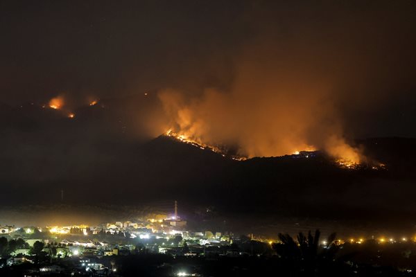 Горски пожар гори през нощта в Алхаурин ел Гранде, Южна Испания на, 16 юли 2022 г.