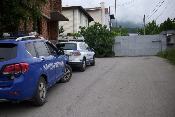 В неделя пред входа на имението на Галеви в село Ресилово имаше коли на жандармерията и на полицията.