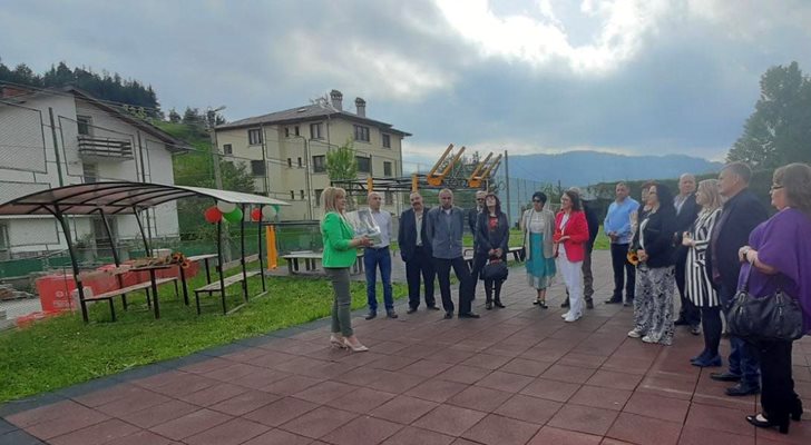 50-годишните юбиляри в Момчиловци подариха на селото кът за отдих