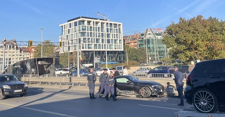 Кола се заби в мантинелата на столичния бул. "България"