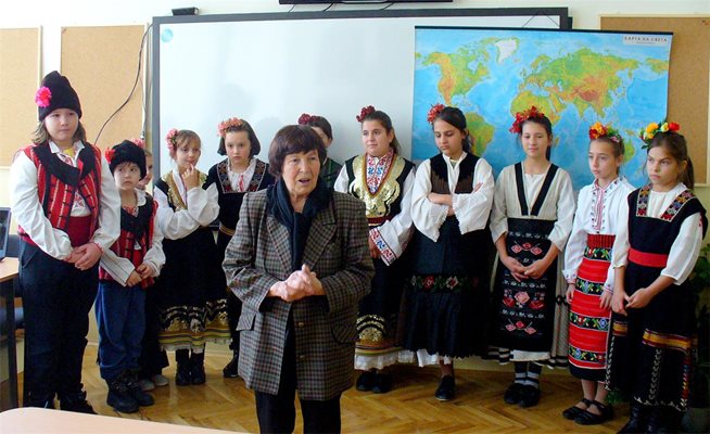 Баба Мария, майка на починалия учител по география Васил Дончев, бе посрещната от хор по време на откриването на новия кабинет.

СНИМКА: КАТЕРИНА-РАЛИЦА КОМОВА