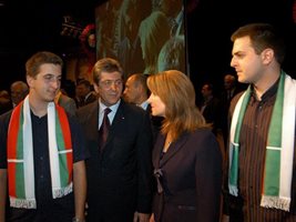 Първанов със семейството си на откриването на президентската кампания за втория му мандат. 
СНИМКИ: “24 ЧАСА”