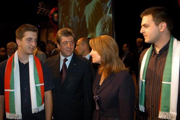 Първанов със семейството си на откриването на президентската кампания за втория му мандат. 
СНИМКИ: “24 ЧАСА”