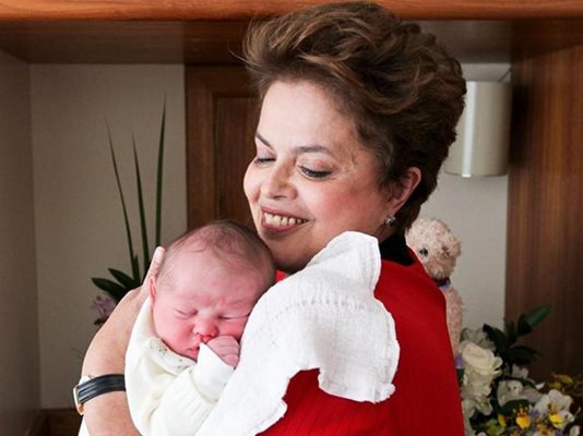 Дилма с новородения си внук Габриел