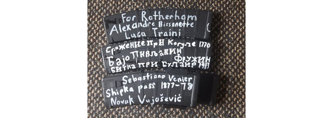 Върху оръжията на терориста има надписи и на български език