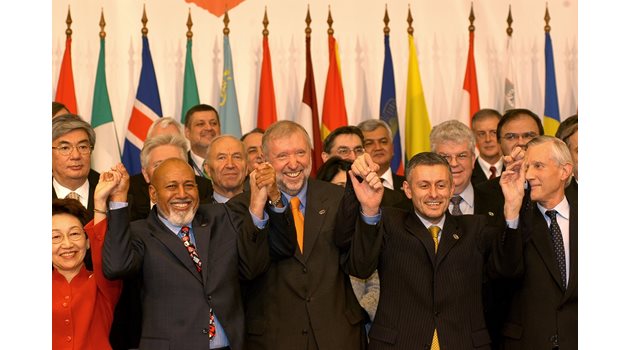 Заедно с външните министри на страните от ОССЕ на среща в София през 2004 г.