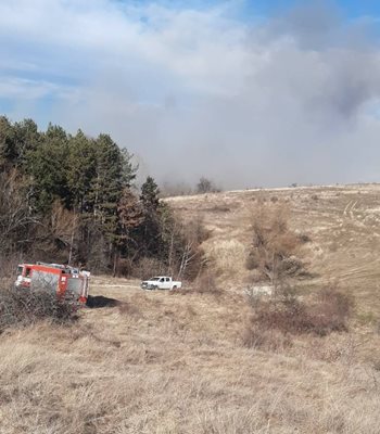 Димът от пожарите се вижда от километри.