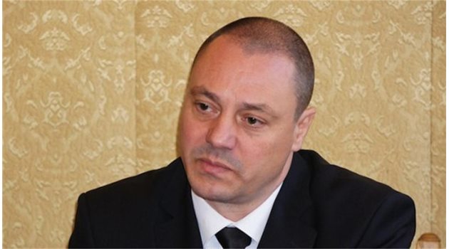 ШЕФЪТ: Директорът Николай Калчев упорито отказва да коментира схемата на подчинените си за подобряване на физическата подготовка.