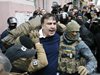 Саакашвили иска да скача от покрив, бие се с полиция в Киев (Обзор)