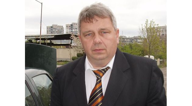 Със запорирани банкови сметки са и баща и син - бившият депутат Стефан Кенов (вдясно) и д-р Георги Кенов, който беше кмет на Сунгурларе.