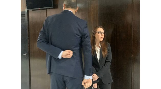 Дъщерята на детегледачката Анна Борисова с адвоката си. Тя се появява за първи път публично. 