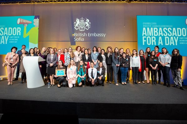 14 жени посланици в София се включиха в инициативата на британското посолство “Посланик за един ден” през 2019 г. На снимката дипломатките са със спечелилите 14-18-годишни девойки.

