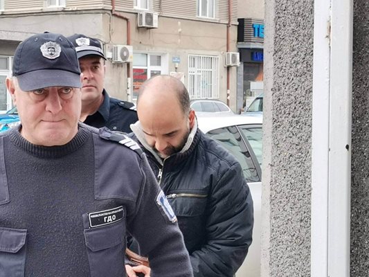 Под стража беше доведен в съда в Асеновград учителя Атанас Басмаджиев.